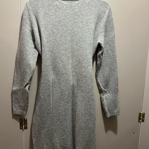 Guess Sweater Dress, size Small. Soft sweater material - Picture 3 of 4